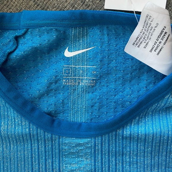 NWT- small nike performance top - Picture 5 of 5